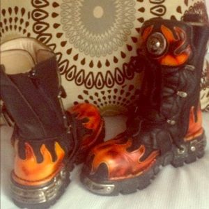 100% leather hand made in Spain.